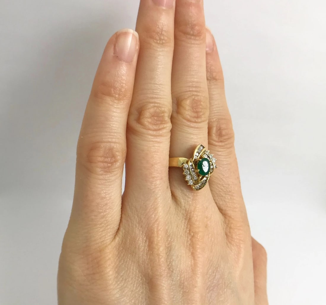 Vintage Oval Green Emerald and Diamond Cocktail Ring 14K Yellow Gold, 4.9 Grams - 4
