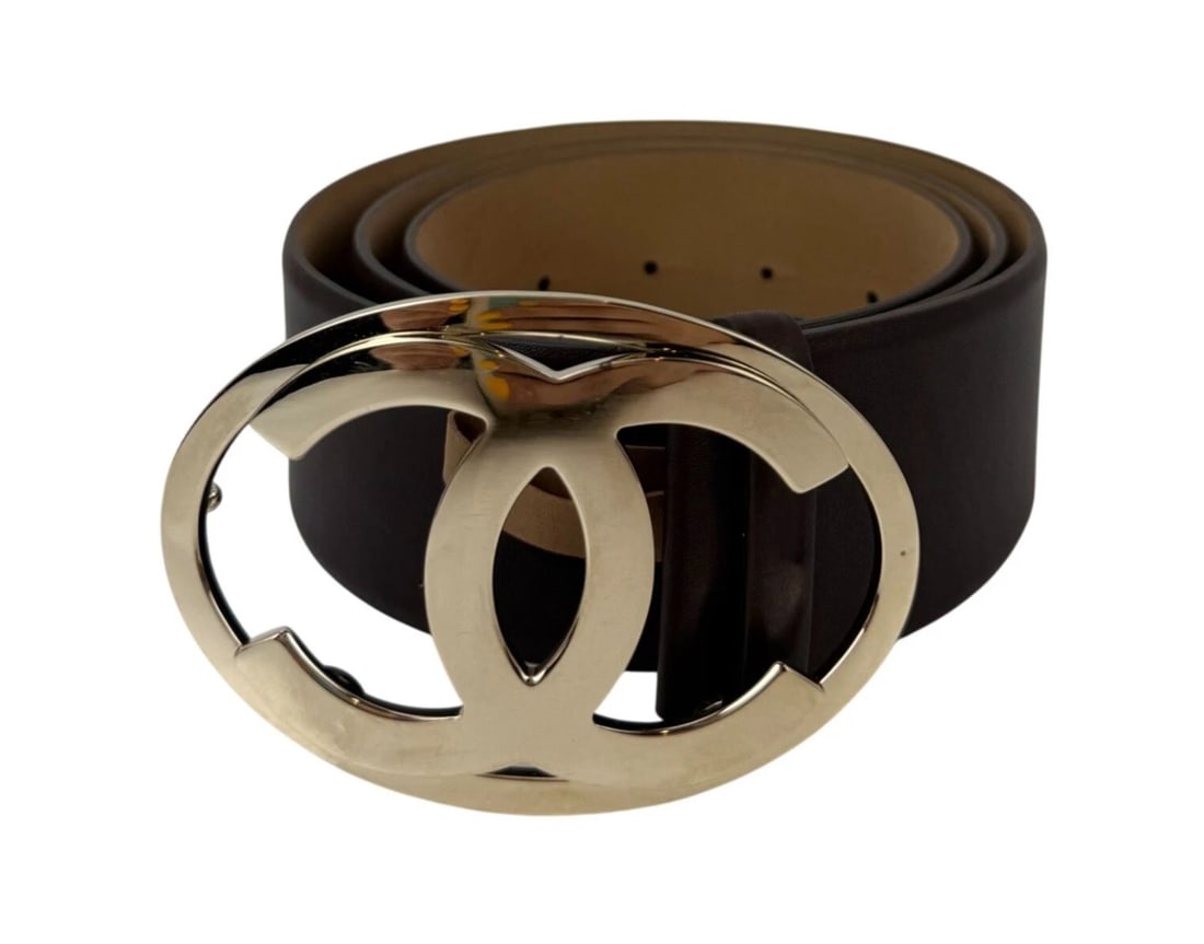 Chanel Interlocking CC Logo Brown Leather Belt 95/38: Title: Chanel Interlocking CC Logo Brown Leather Belt 95/38 Description: Pre-Owned 100% Authentic Chanel Interlocking CC Logo Brown Leather Belt 95/38 RATING: A/B...Very Good, well maintained, shows