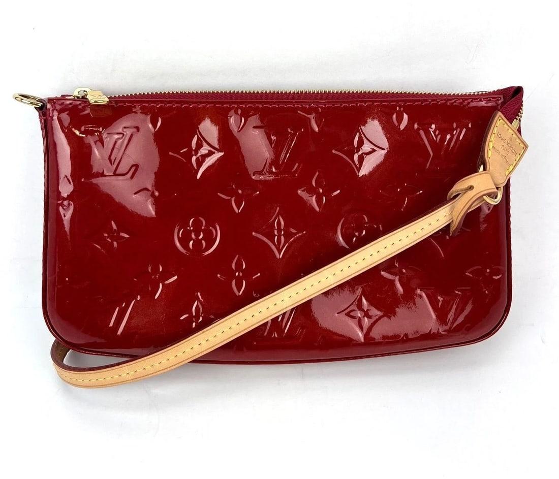Louis Vuitton Pochette Accessories NM Vernis Rose Indien Shoulder Bag: Title: Louis Vuitton Pochette Accessories NM Vernis Rose Indien Shoulder Bag Description: 100% Authentic Pre-Owned Louis Vuitton Pochette Accessories NM Vernis Rose Indien Crossbody Shoulder Bag