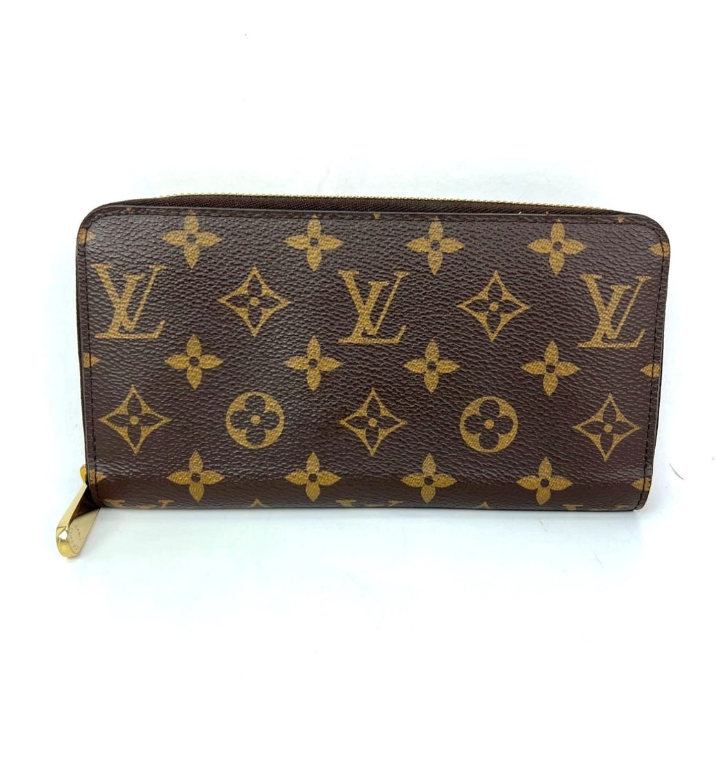 Louis Vuitton Zippy Monogram Leather Fuchsia Wallet Clutch: Title: Louis Vuitton Zippy Monogram Leather Fuchsia Wallet Clutch Description: Pre-Owned 100% Authentic Louis Vuitton Zippy Monogram Leather Fuchsia Wallet Clutch RATING: B...Very Good, well