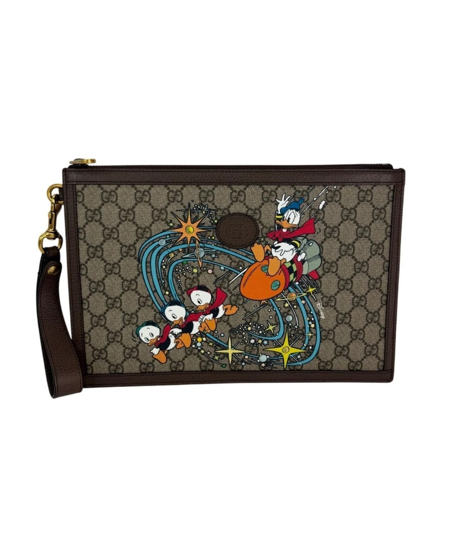 Gucci Disney Donald Duck GG Supreme Zip Beige Clutch Wristlet Bag: Title: Gucci Disney Donald Duck GG Supreme Zip Beige Clutch Wristlet Bag Description: Pre-Owned 100% Authentic Gucci Disney Donald Duck GG Supreme Zip Beige Clutch Wristlet Bag RATING: B+...Very Good,