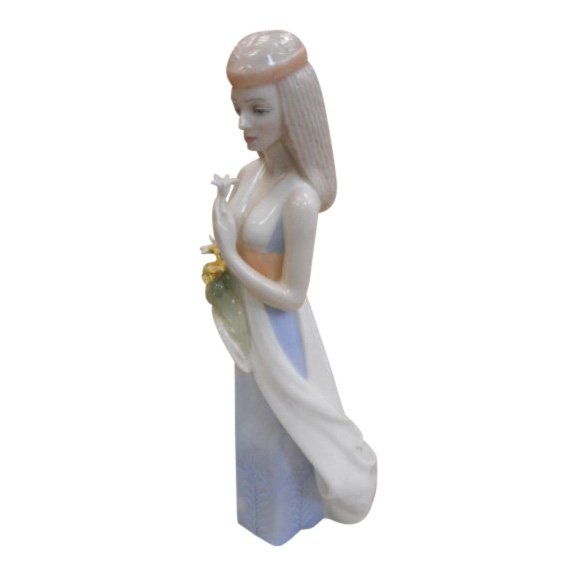 Royal Doulton Reflections Figurine: Sweet Bouquet (1 of 6)