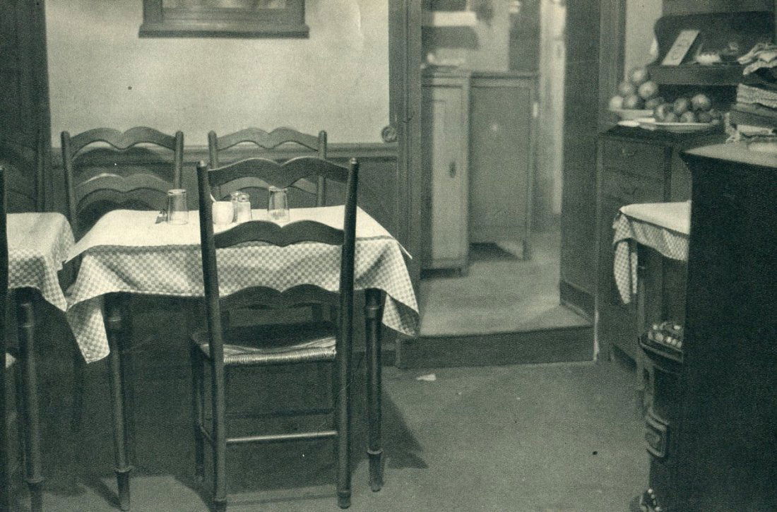 Germaine Krull: Montmartre, Restaurant (1 of 1)