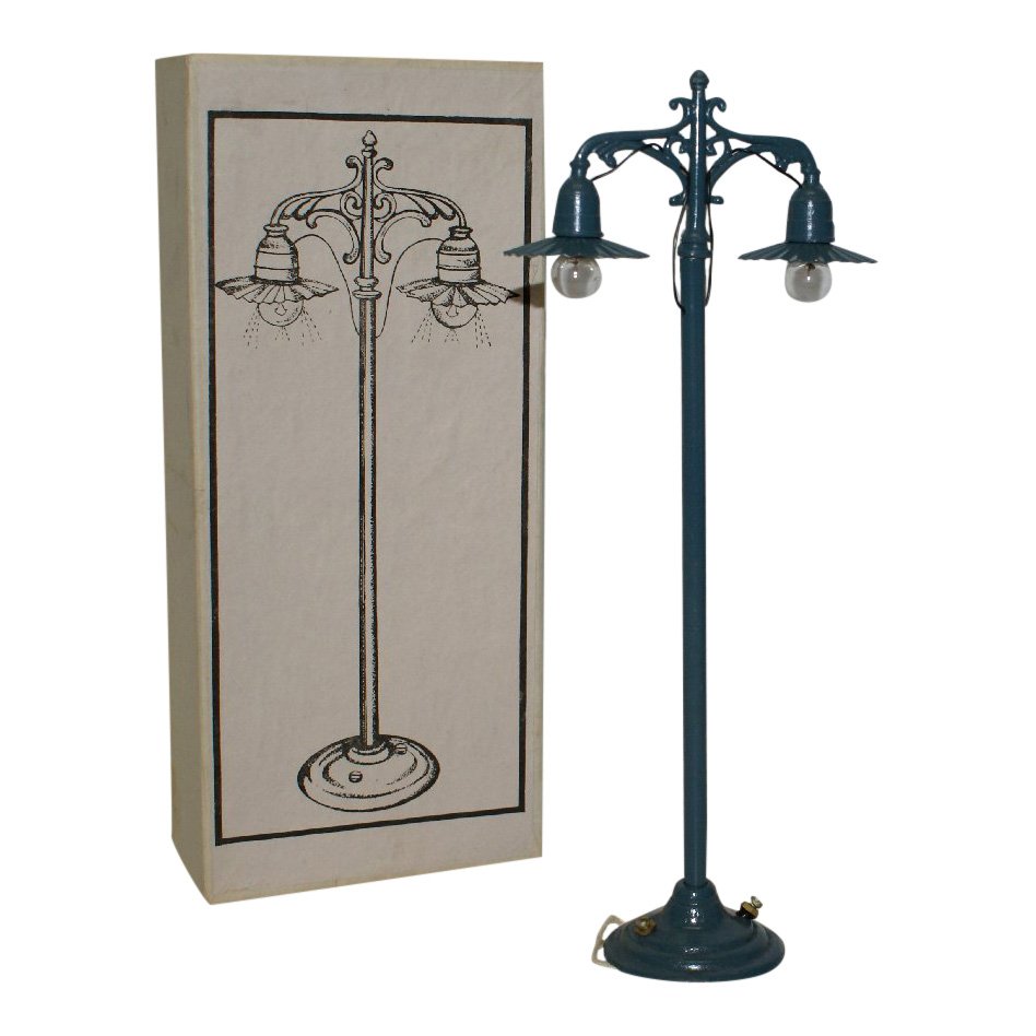 Vintage Standard Gauge Train Layout Diecast Lamp Post (1 of 1)