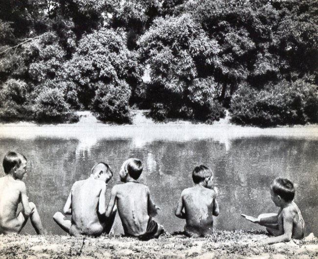 Andre Kertesz: Boys on the Riverbank (1 of 1)