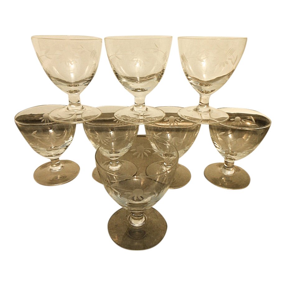 Set of 8 French Etched Floral Liquor Glasses: Set of Eight French Etched Floral Liquor Glasses Origin: France Weight: 13oz. Dimensions: 2.75 inches tall x 2.25 inches diameter at rim x 2 inches depth of bowl Condition: No chips or cracks. No Rese