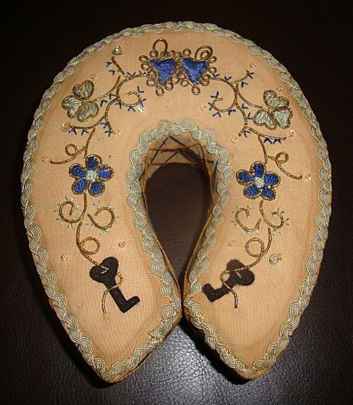 Antique Embroidered Horseshoe Sewing Box: Item: Antique Embroidered Horseshoe Sewing Box Horseshoe was fashionable in the Victorian times No Reserve: This lot starts at $1 and has no reserve as a courtesy so that collectors can determine the 