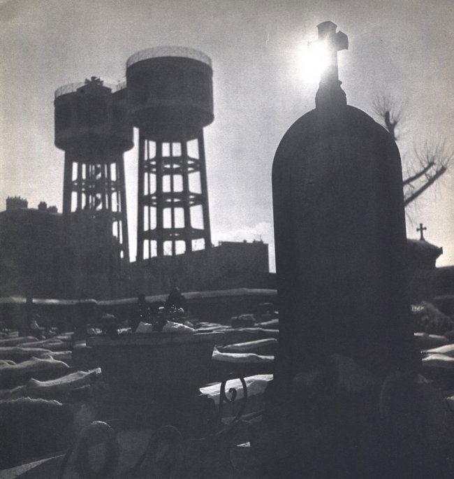 Willy Ronis: Cross to Stop the Martian Invasion (1 of 1)