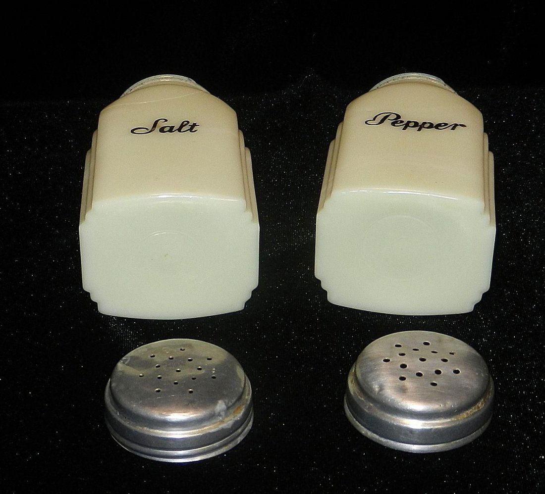 Vintage McKee Roman Arch Custard Salt & Pepper Shakers (1 of 2)