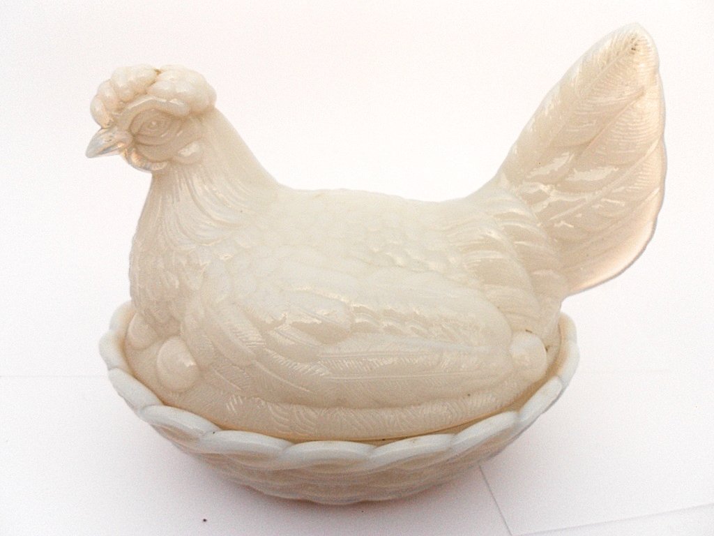 French S.V. Opaline Glass Chicken on a Basket, 1910 (1 of 7)