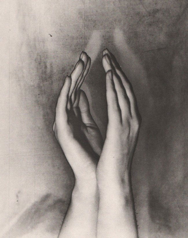 Erwin Blumenfeld: Hands (1 of 1)