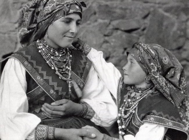 Jose Ortiz Echague: Zamora, Girls of Alliste: Print Title: Zamora, Girls of Alliste Artist: Jose Ortiz Echague Printing Date: 1963 Medium: Sheet-fed Gravure Printer: Talleres Graficos Arte S.A (Spain) Image Size: 8 x 6 inches Jose Ortiz Echague w