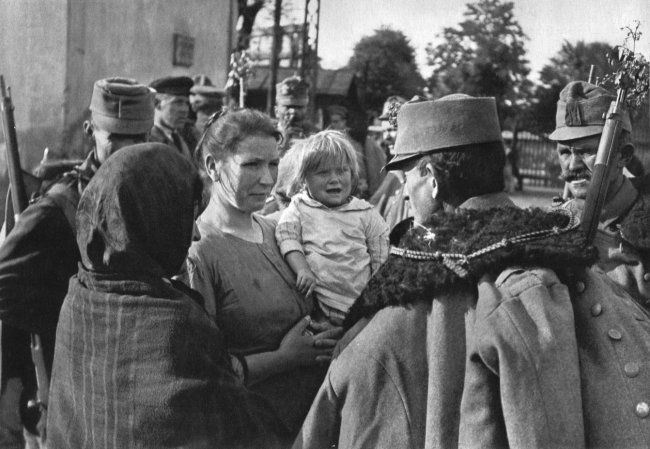 Andre Kertesz: Red Hussar, Budapest 1919 (1 of 1)