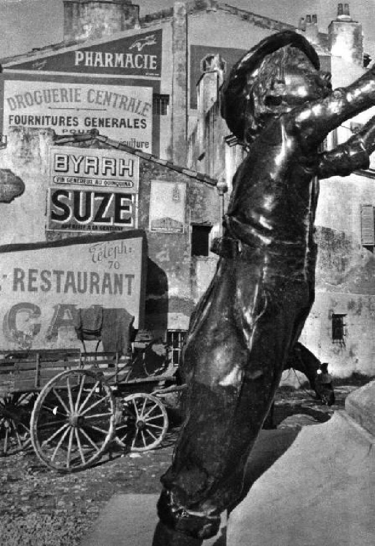 Cartier-Bresson: Statue: Print Title: Statue Artist: Henri Cartier-Bresson Printing Date: 1935 Medium: Vintage Sheet-fed Copperplate Gravure Printer: Beck Engraving Co. Image Size: 8 x 10 inches Henri Cartier-Bresson was a Fr