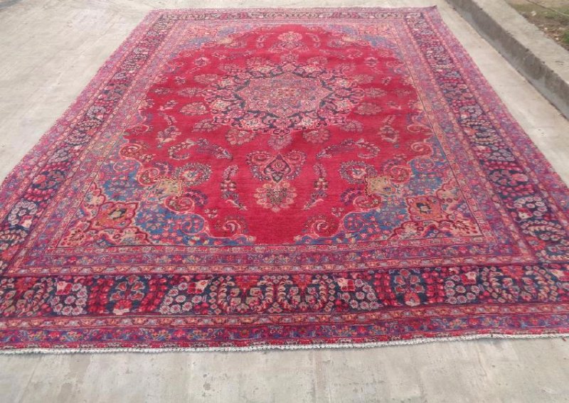 Persian Isfahan Rug 12.5x9.1: Item: Persian Isfahan Rug Size: 12.5x9.1 feet Please note that this lot has a reserve. When you leave a bid in advance of the auction, submit your maximum. Jasper52 will bid on your behalf as much as