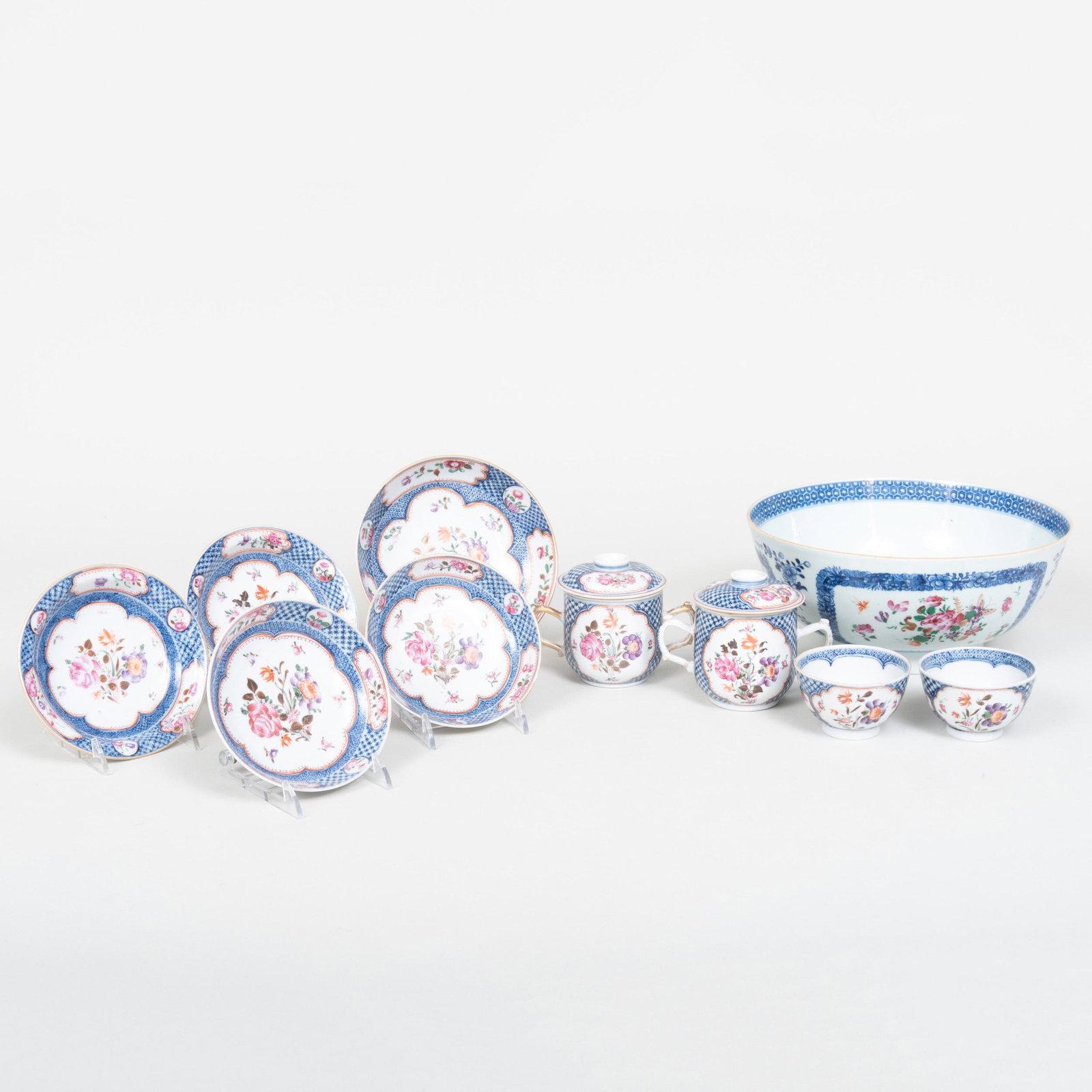 Group of Chinese Export Style Porcelain Wares (1 of 6)