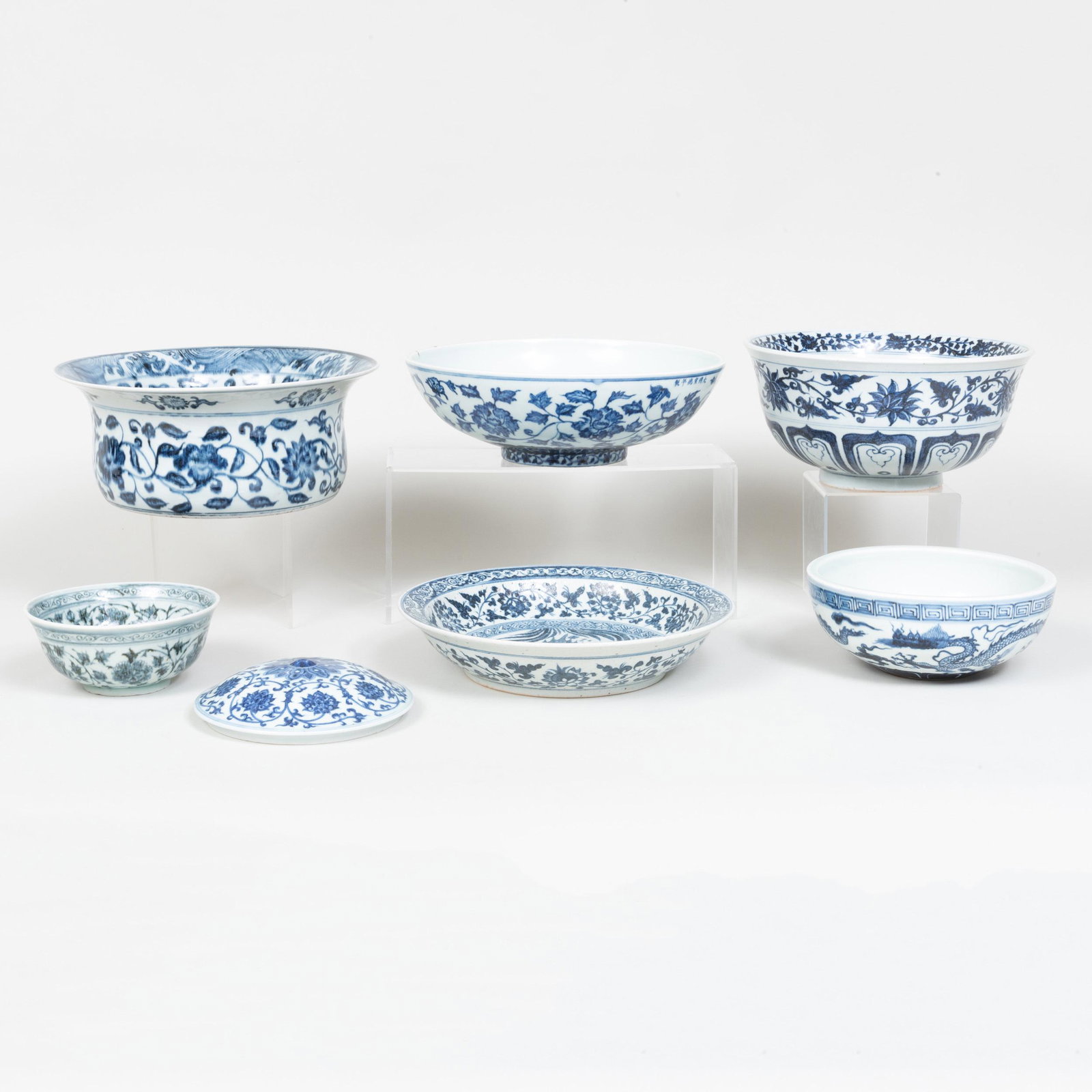 Six Asian Porcelain Blue and White Bowls and a Cover (1 of 3)