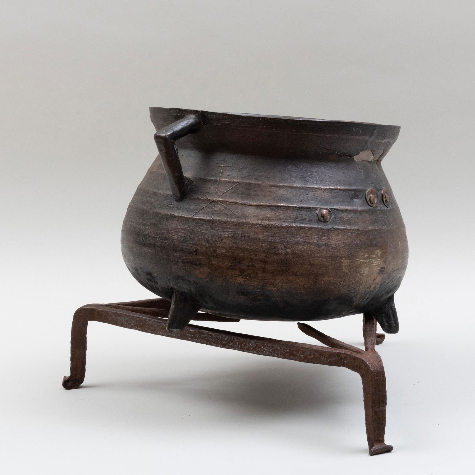 Scandinavian Iron Tripod Pot with a Triangular Metal: Scandinavian Iron Tripod Pot with a Triangular Metal Trivet