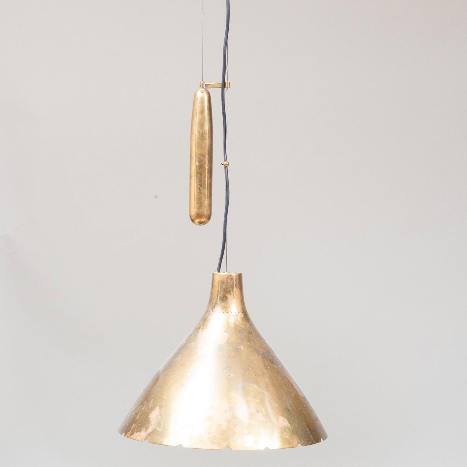 Pavo Tynell Brass Counter Balance 'K2-46' Light Pendant: Pavo Tynell Brass Counter Balance 'K2-46' Light Pendant Together with a set of five brass Pavo Tynell flower form light inserts. The pendant 41 1/2 x 14 in. diam. (half extended).