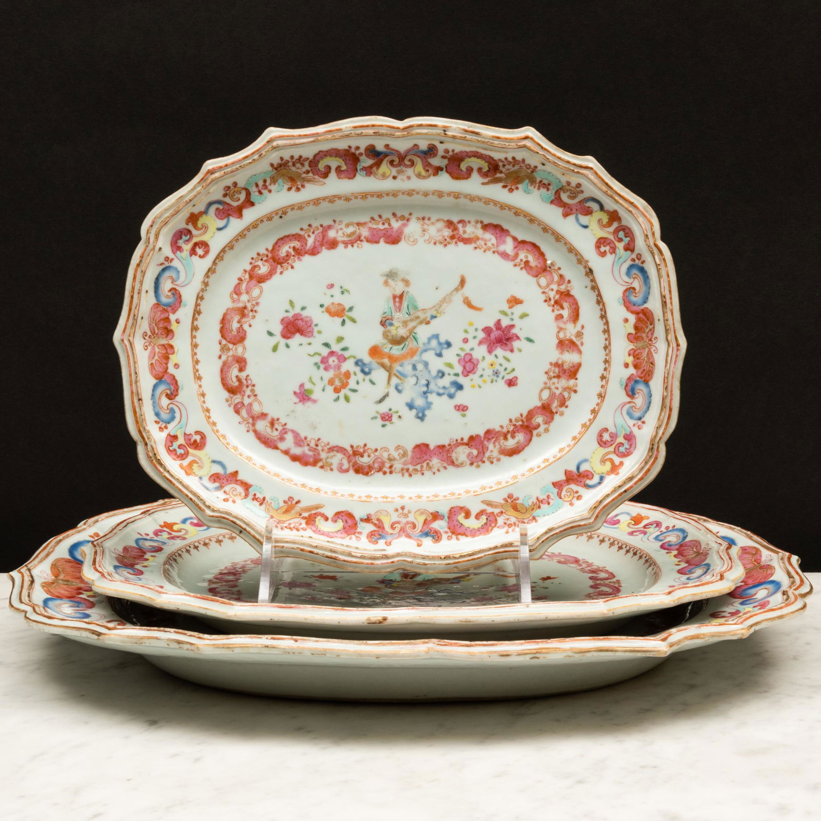 Set of Three Chinese Export Famille Rose Porcelain 'Musician' Platters in Graduated Sizes (1 of 20)