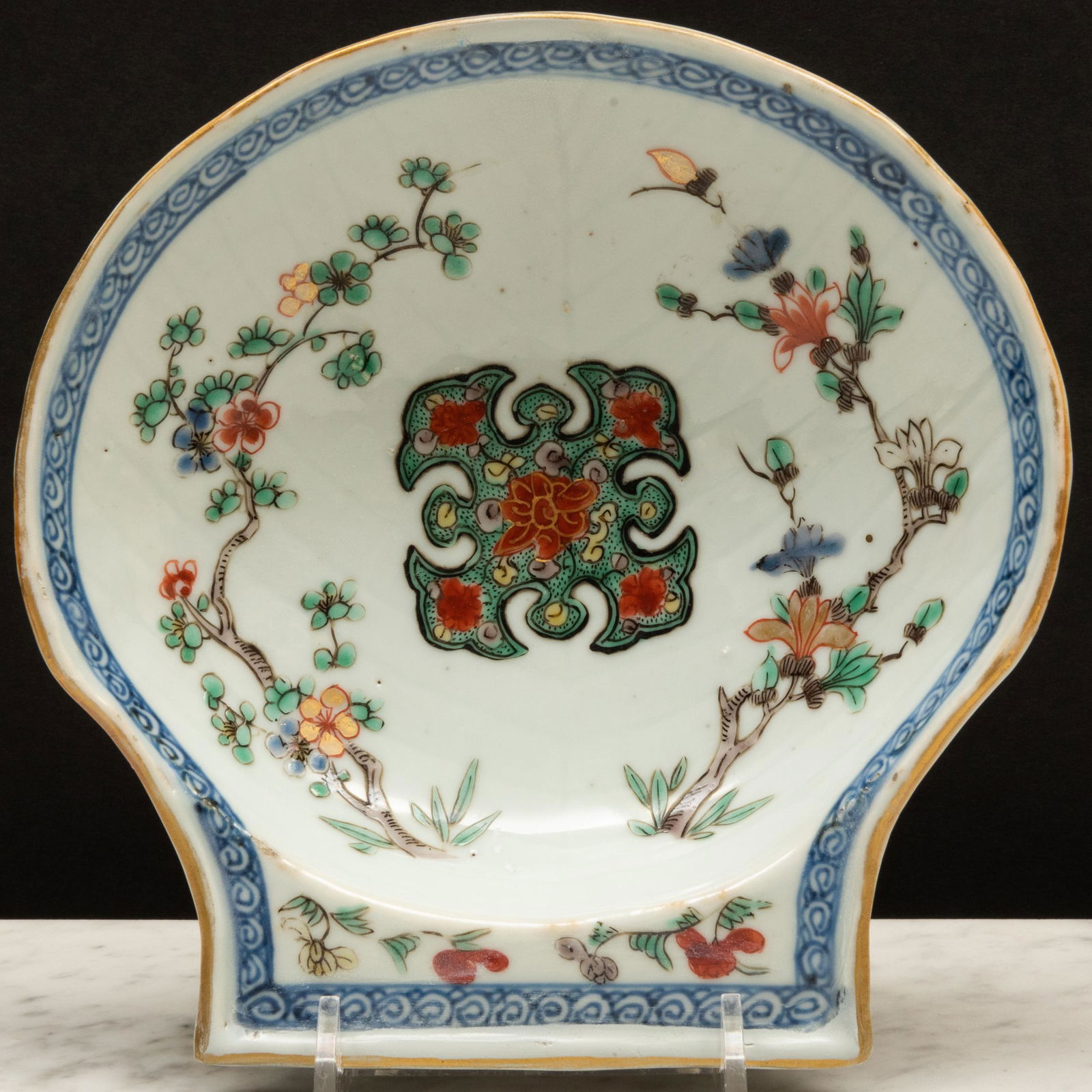 Chinese Export Famille Verte and Underglaze Blue Porcelain Shell Form Dish (1 of 3)