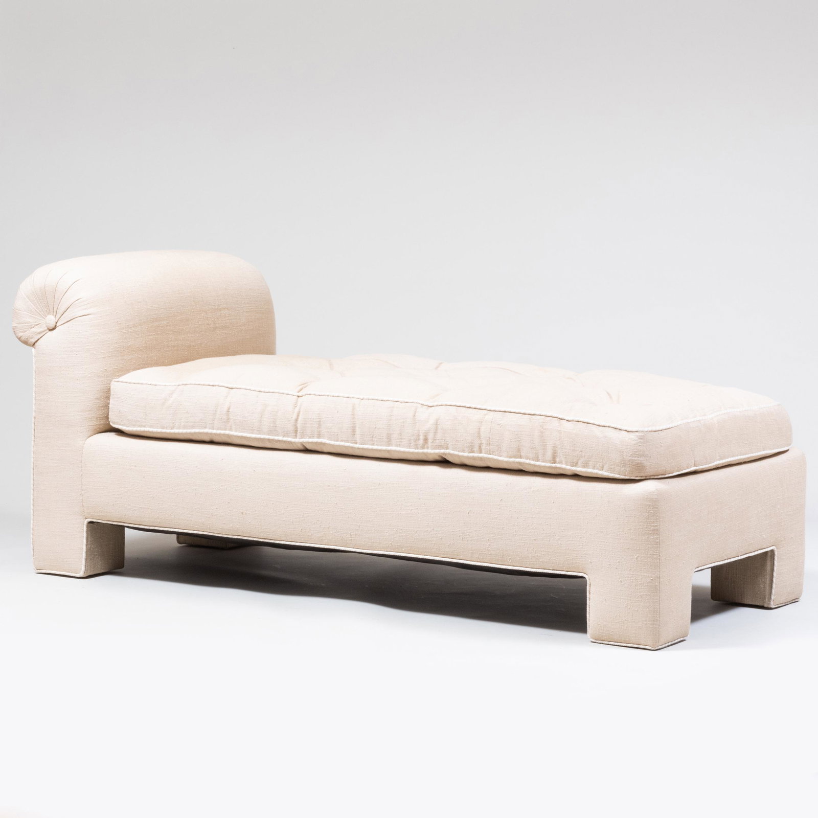 Modern Tufted Beige Linen Upholstered Chaise Longue, de Angelis: Modern Tufted Beige Linen Upholstered Chaise Longue, de Angelis 27 1/2 x 5 ft. 2 in. x 27 1/2 in., height of seat 18 1/2 in.