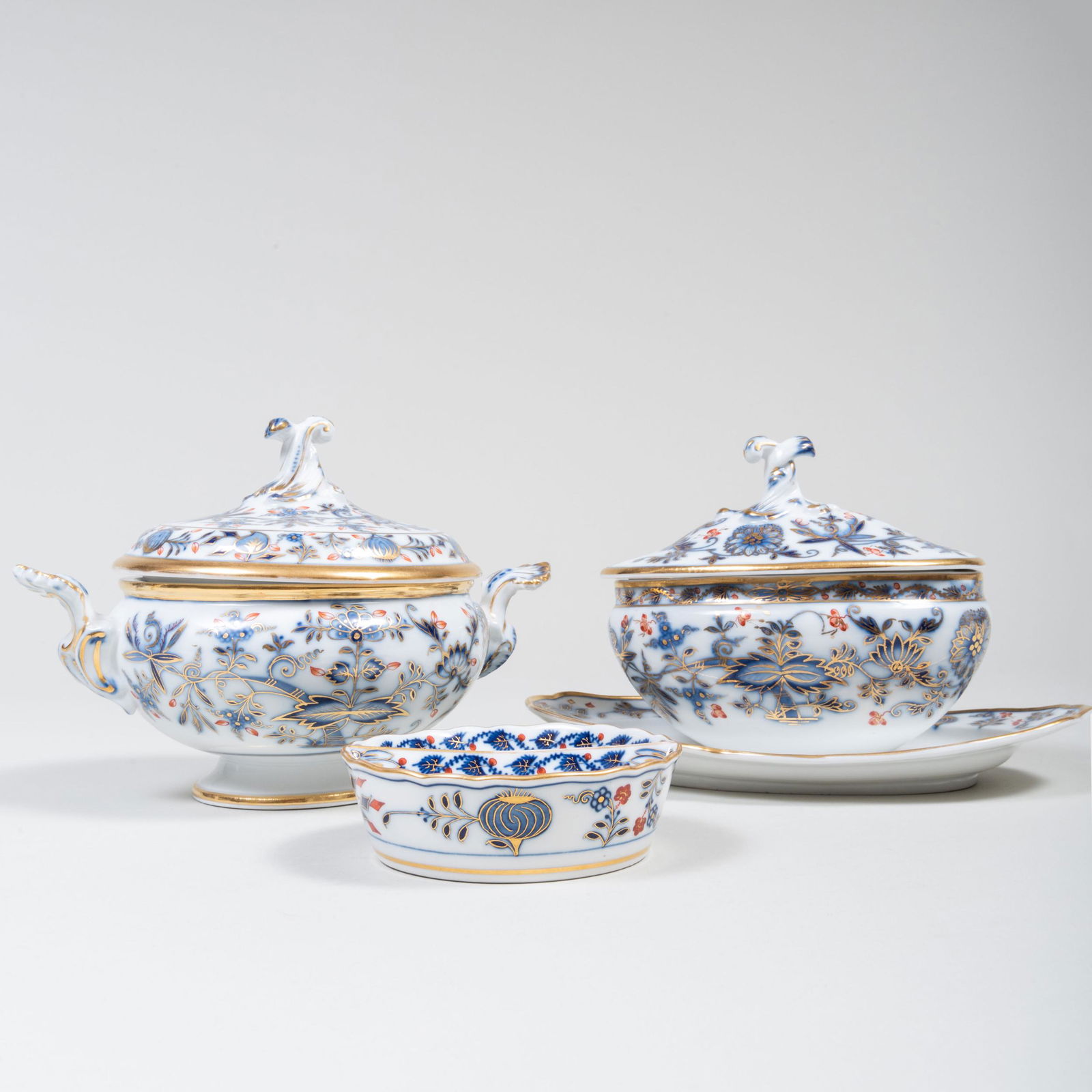 Group of Three Meissen Porcelain Serving Pieces in the 'Blue Onion Rich' Pattern (1 of 20)