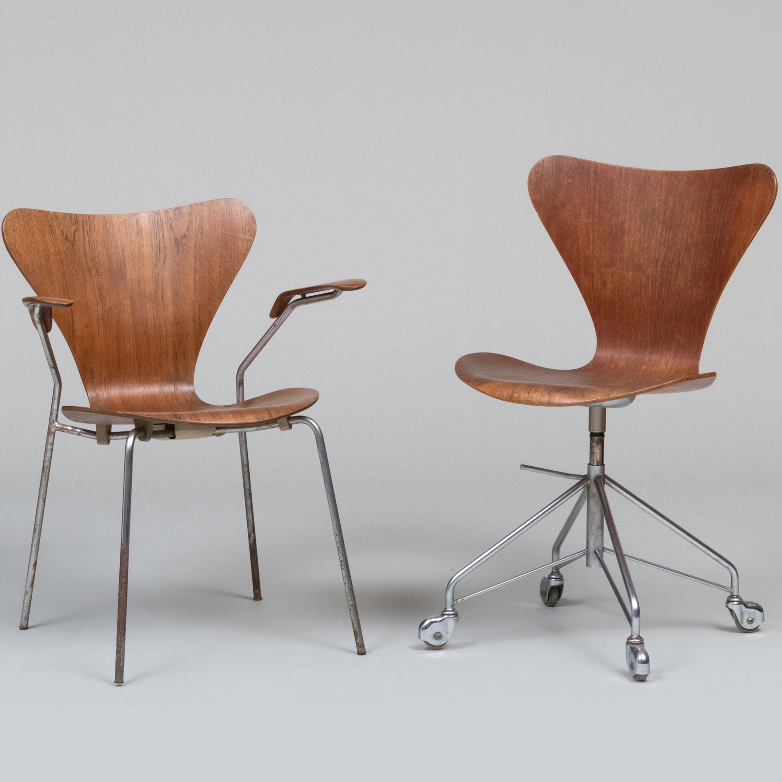 Two Arne Jacobsen For Fritz Hansen Walnut Chairs (1 of 14)