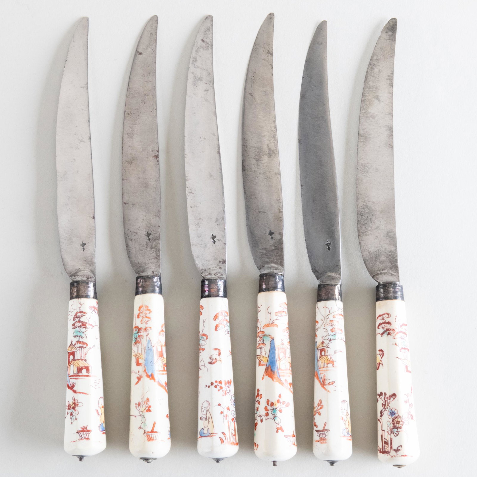 Set of Six St. Cloud Porcelain Knife Handles Decorated with Chinoiseries Scenes (1 of 7)
