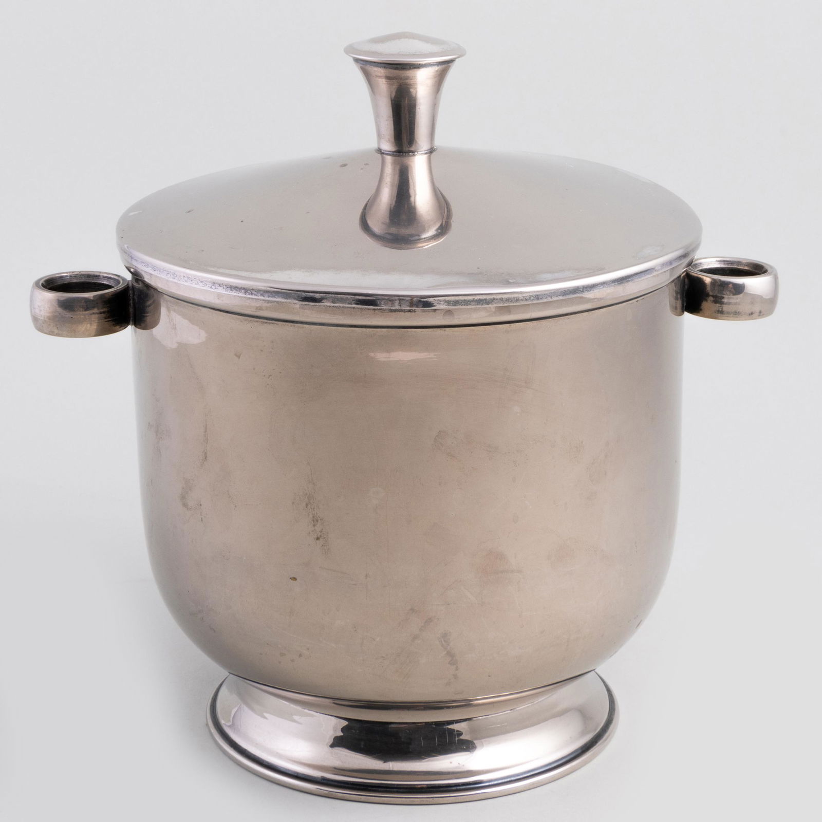 English Mfg. Silver Plate Ice Bucket with Pyrex Liner and a Pair of Metal Ice Tongs: English Mfg. Silver Plate Ice Bucket with Pyrex Liner and a Pair of Metal Ice Tongs The bucket 9 x 7 1/2 in. diam., the tongs 6 3/4 in. long. The World of Joanne Woodward and Paul Newman
