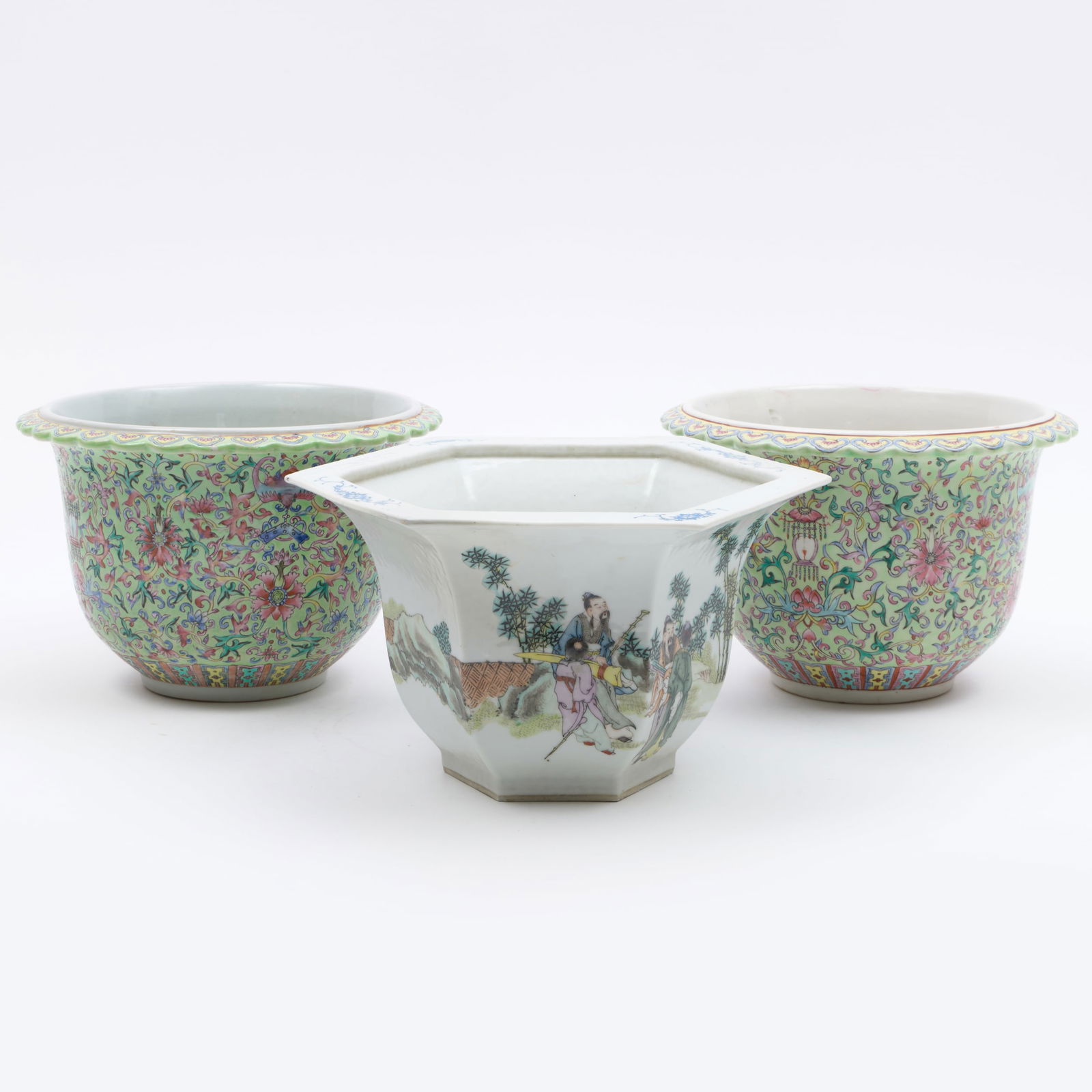 Group of Three Chinese Export Porcelain Jardinieres (1 of 16)