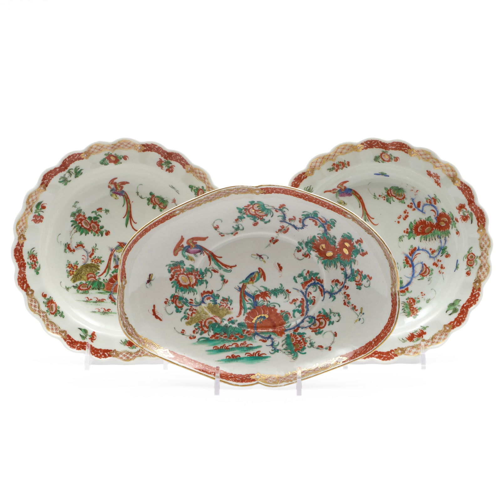 First Period Worcester Oval Stand and a Pair of Lobed Plates in the 'Phoenix' Pattern (1 of 7)
