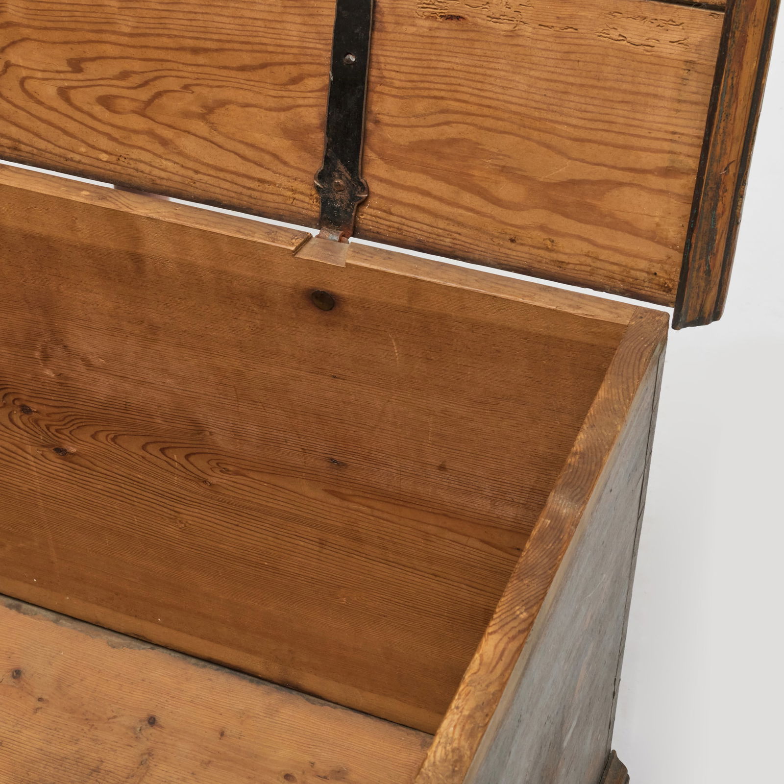 Sponge Painted Pine Blanket Chest - 4