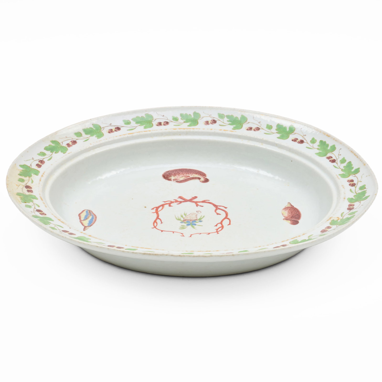 Chinese Export Porcelain Basin Decorated with Seashells - 3