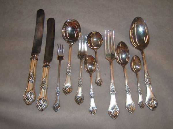 JENNINGS BROTHERS SILVERPLATED FLATWARE IN CHEST