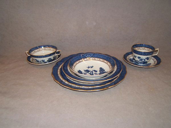 SET OF ROYAL DOULTON BOOTHS "REAL OLD WILLOW": SET OF ROYAL DOULTON BOOTHS "REAL OLD WILLOW" CHINA - 8 -10 1/2" PLATES, 8 -8 1/2" PLATES, 8 - 7" PLATES, 10 -8 1/2" SHALLOW BOWLS, 8 -6 1/4" BOWLS, 6 BUILLION CUPS AND SAUCERS, 8 -3 1/4" DIA CUPS WIT