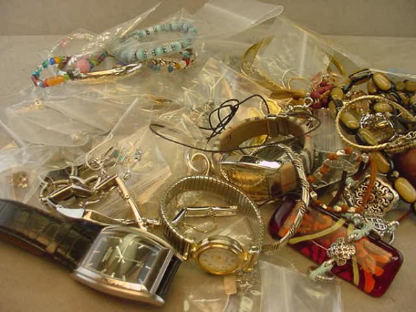 BAG OF ASSORTED COSTUME & SILVER JEWELRY