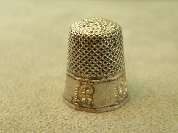 STERLING THIMBLE WITH RELIEF DECORATION