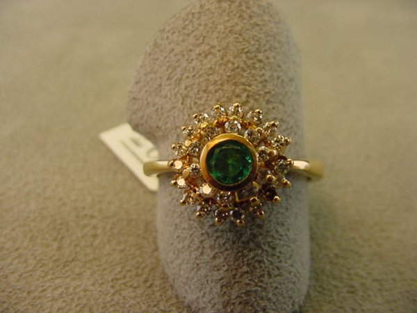 18K GOLD DIAMOND AND EMERALD RING