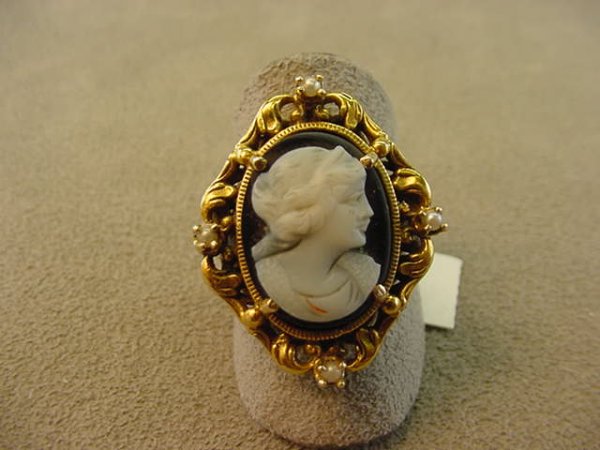 14K GOLD CARVED SARDONYX CAMEO & SEED PEARL RING