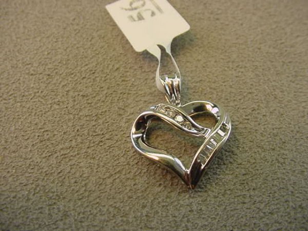 10K WHITE GOLD DIAMOND HEART PENDANT