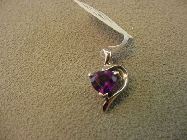 10K WHITE GOLD HEART AMETHYST PENDANT