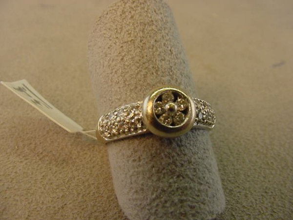 14K WHITE GOLD DIAMOND RING
