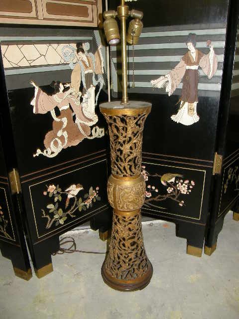 ORIENTAL MOTIF METAL LAMP