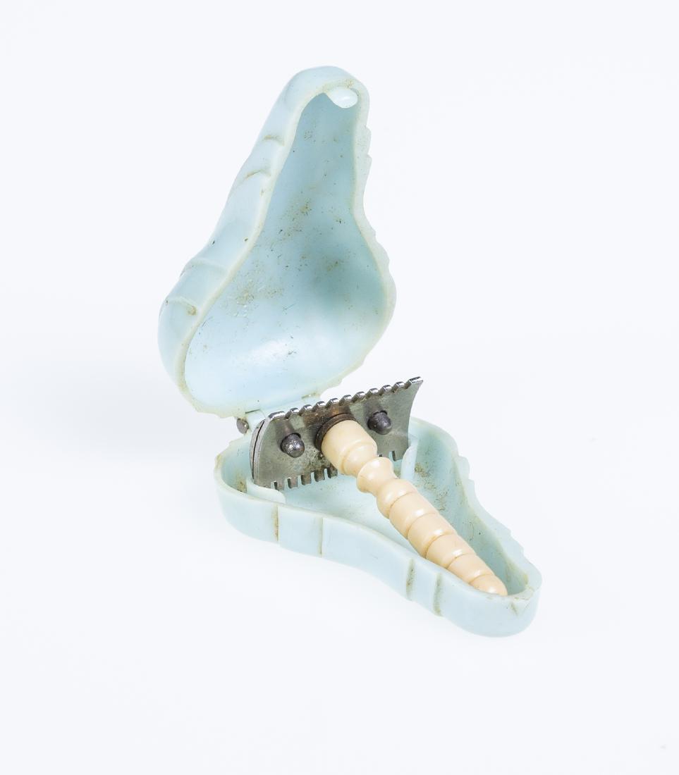 Kewtie Salesman Sample Razor in Bakelite Case (1 of 4)