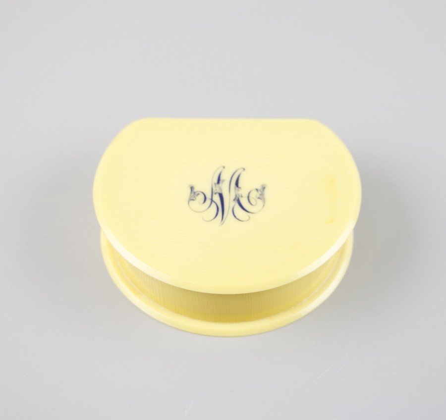 English Ivory Ring Box: Small ring box from England lined with felt and designed from ivory. WEIGHT: 3.36 OZ.