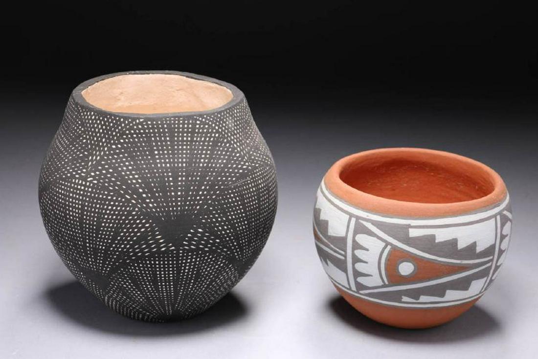 Native American Pottery - Lot of 2 (1 of 5)