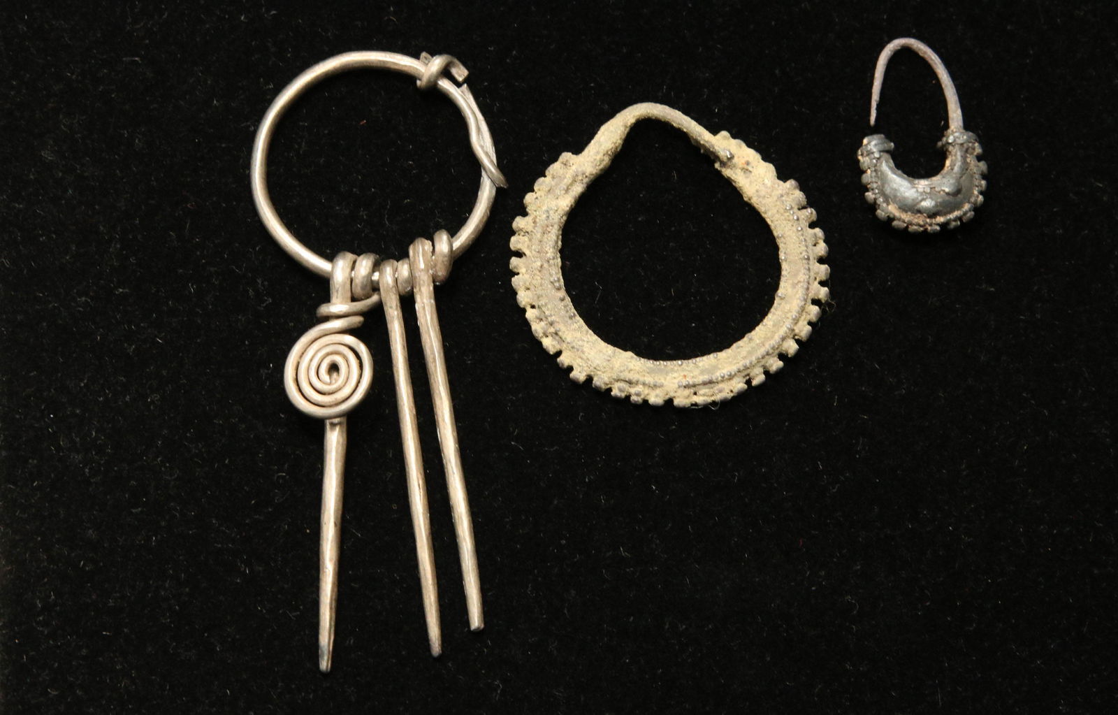Silver islamic single earrings and pendant. (1 of 5)