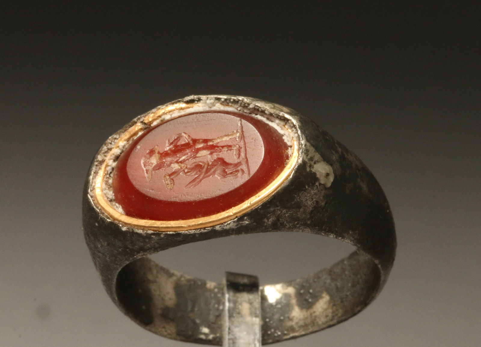 Roman Intaglio Ring: A intaglio ring, carnelian, gold and silver.