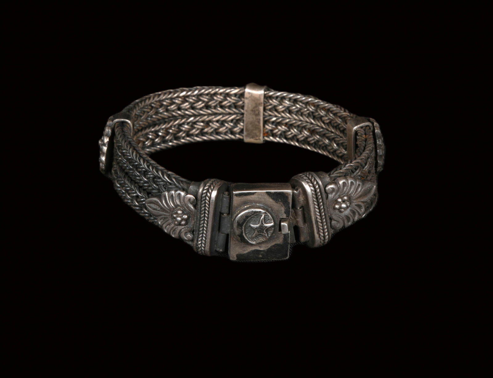 Silver Chain Bracelet: A silver chain bracelet with floral appliques. 8" L